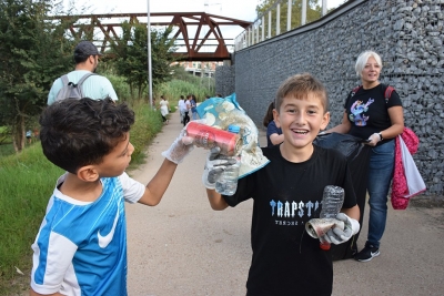 Las Mañanas - Els nens i nenes de l'Escola Can Parera netegen la llera del riu Mogent