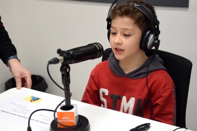 Poesia - "Conjur per mirar d'aprovar sense estudiar", recita Gorka Lozano