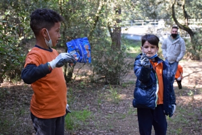 Las Mañanas - Els nens i nenes de l'Escola Mogent netegen el Turó del Pedró