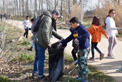 Las Mañanas - L'escola Marinada neteja la vora del riu
